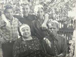 Бурдин П.И. и Бурдина А.Н. со своими детьми.jpg