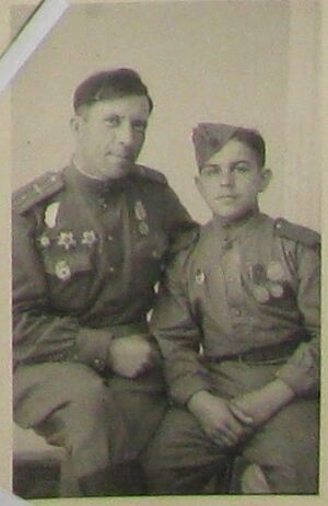Мой прадед (Клюев Андрей Никитович) с воспитанником.jpg
